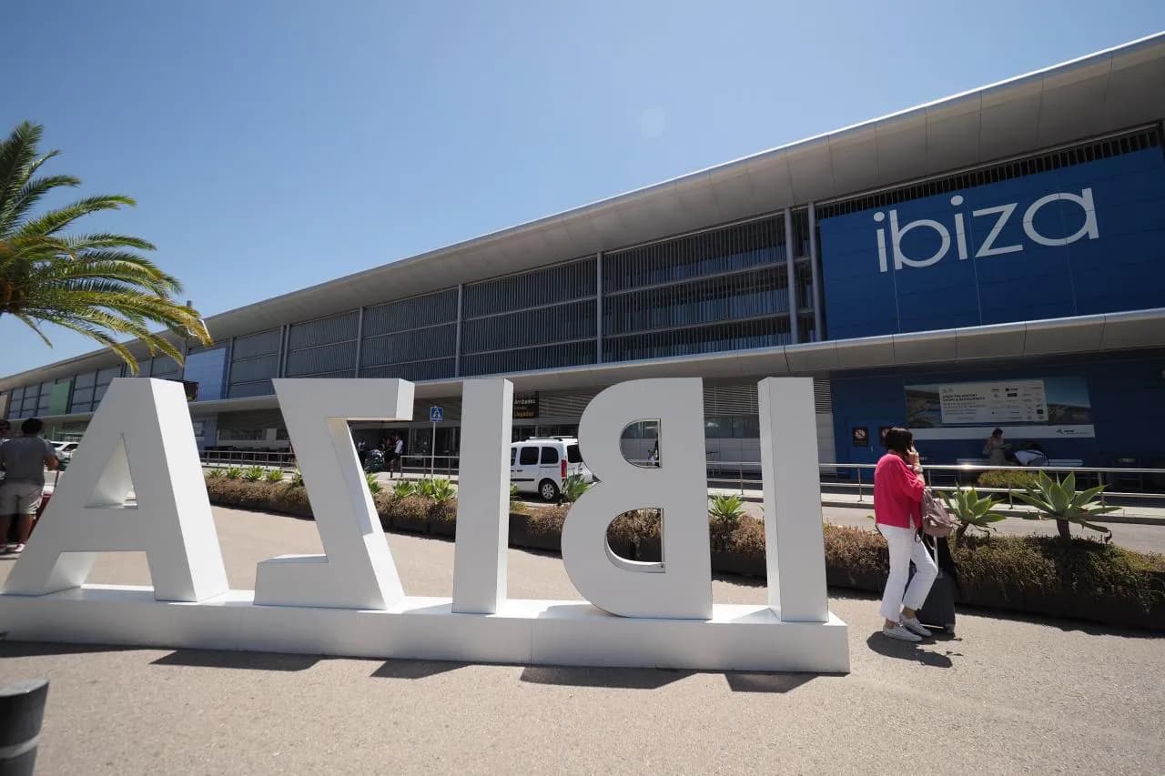 Viajar a Ibiza con amigos: cómo organizarlo (sin acabar peleados antes de llegar)