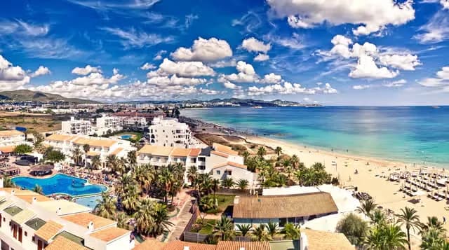 Por qué todo el mundo habla de Playa d’en Bossa (y por qué deberías alojarte ahí)