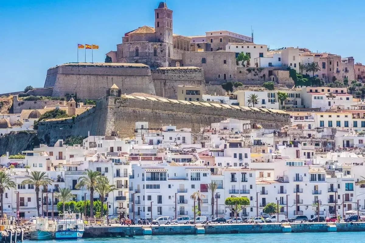 Ibiza 2026: qué ver, qué hacer y por qué sigue siendo el destino estrella del Mediterráneo